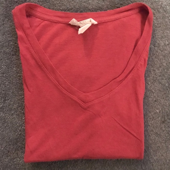 Basic red tee, perfect for any occasion! - Picture 2 of 2